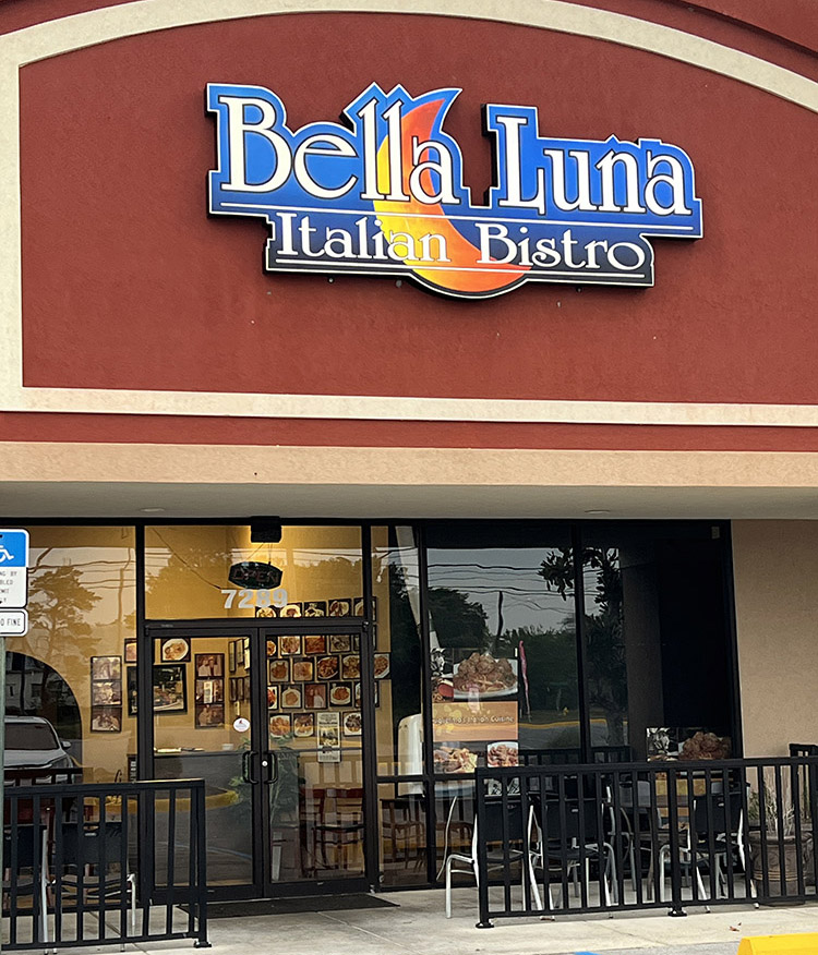 Bella Luna Italian Bistro in Navarre Florida (exterior view)
